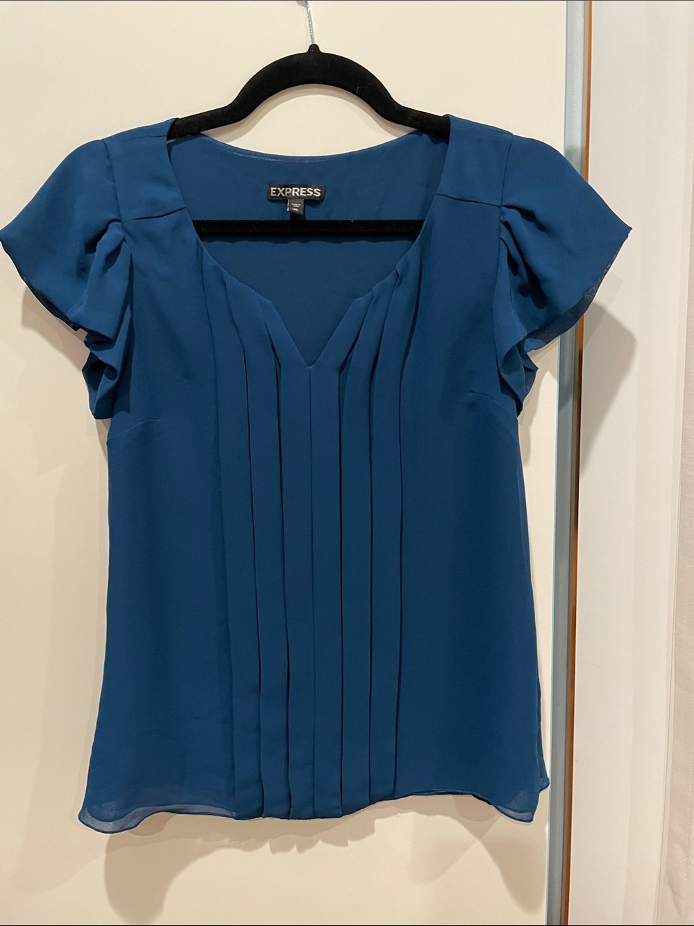 Express Women's Blue Pleated V-Neck Flutter Sleeve Top